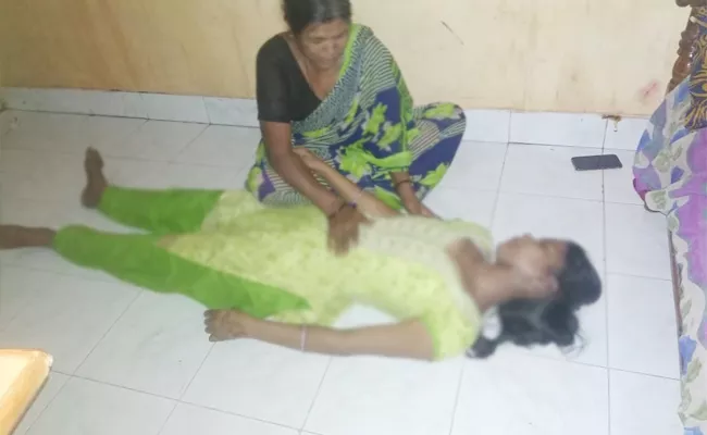 Women Attender Commits Suicide in Anantapur - Sakshi