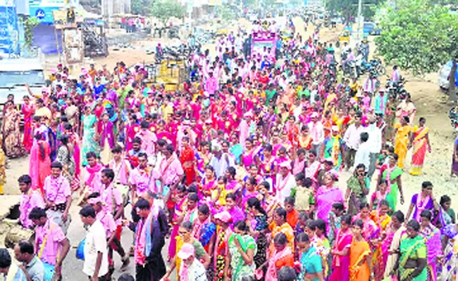 Kusukuntla Prabhakar Reddy Campaign In Chandur Village - Sakshi