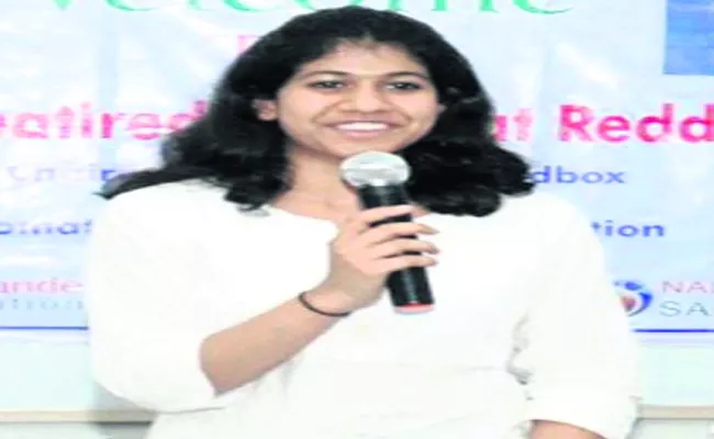 Komatireddy Venkatreddy Daughter Asks To Vote For Her Father - Sakshi