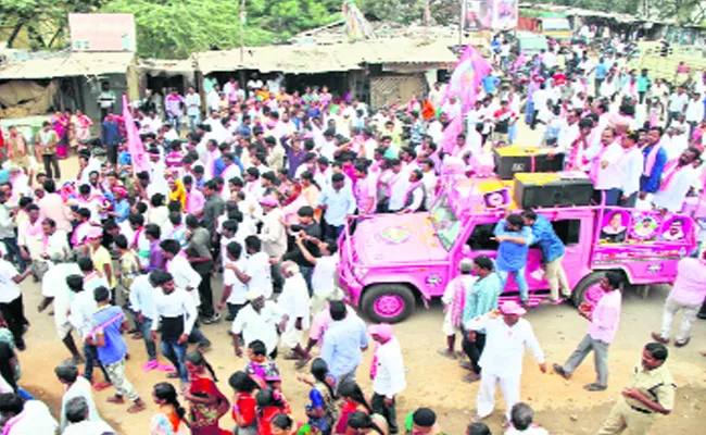 TRS Candidate Vemula Veeresham Road Show In Ramannapeta - Sakshi