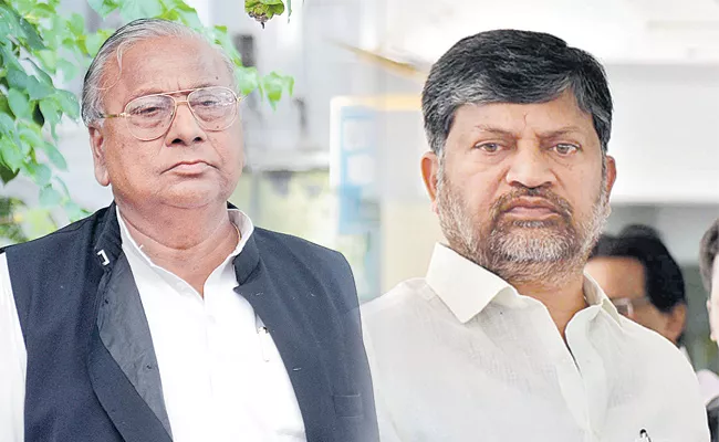 Mahakutami leaders fire on telangana police - Sakshi