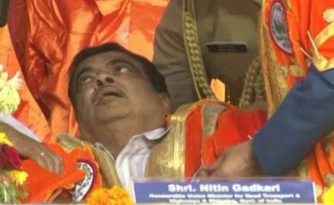 Union Minister Nitin Gadkari Fainted At Convocation Ceremony In Maharashtra - Sakshi