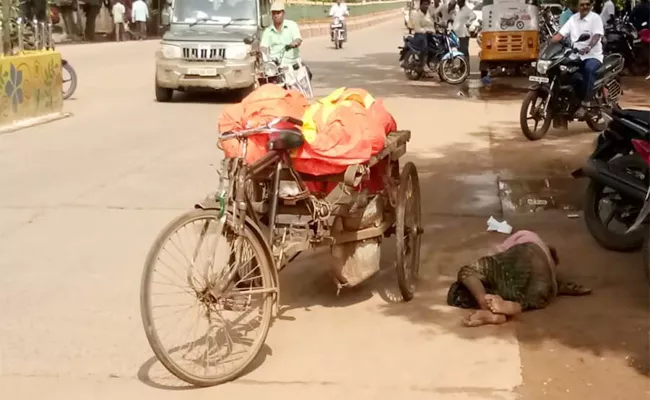 Road Side Dead Bodies in Riksha PSR Nellore - Sakshi