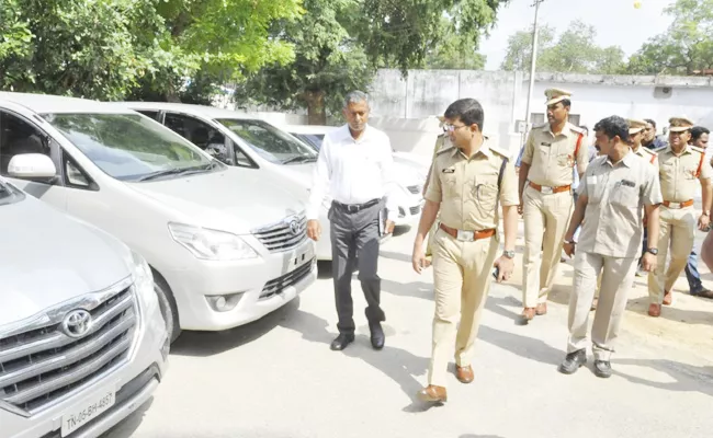 Interstate Car Thief Gang Arrest in Chittoor - Sakshi