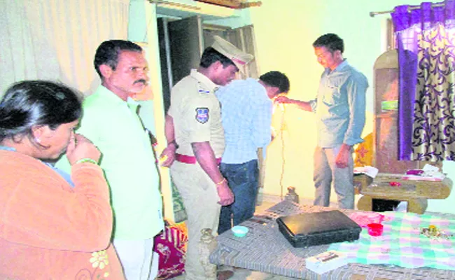 Robbery On Clothes Shop In Mahabubabad - Sakshi