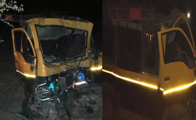 Truck Van Collision In Chandrapur - Sakshi