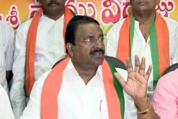 BJP MLC Somu Veerraju Fires on AP CM Chandrababu - Sakshi