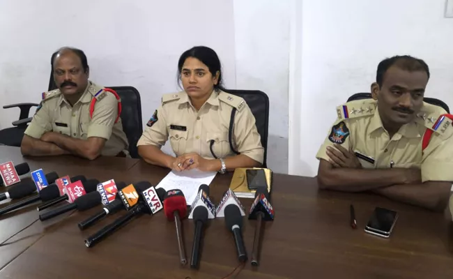 11 people arrested In police attack case At Tadipatri - Sakshi