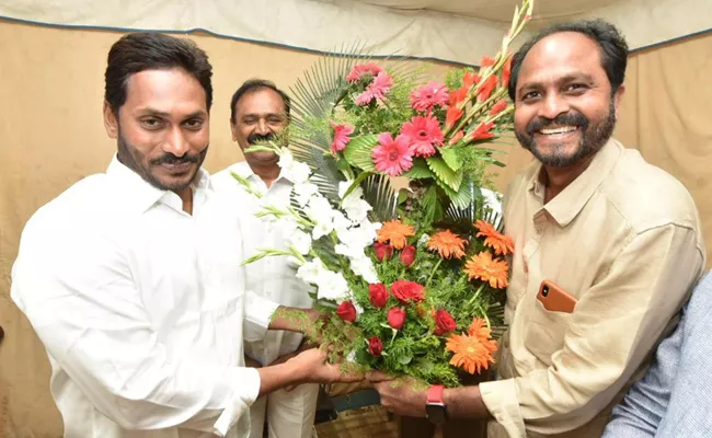 Ysrcp America convener Ratnakar meets Ys Jagan in Palasa - Sakshi