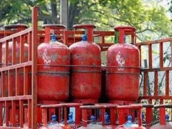 Non subsidised LPG cylinder price cut by Rs 120.50 - Sakshi