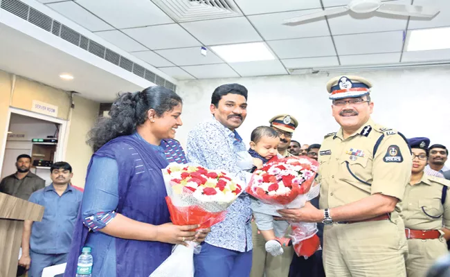 Women Police Officer Feeds Like A Mother To Unknown Baby Girl In Hyderabad - Sakshi