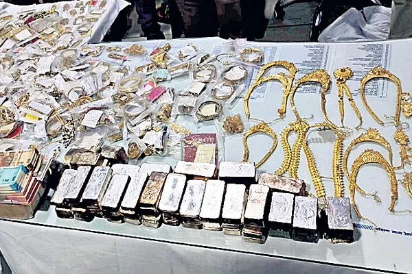 RPF solves gold heist case in quick time - Sakshi