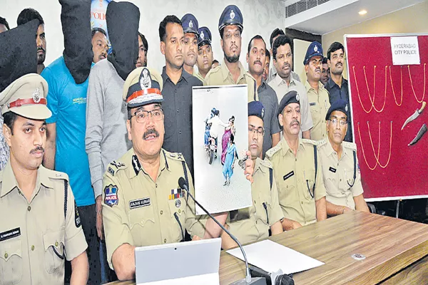 Task Force Police arrested the Chain Snatching gang - Sakshi