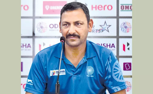 Hockey coach suspended harendra Singh - Sakshi