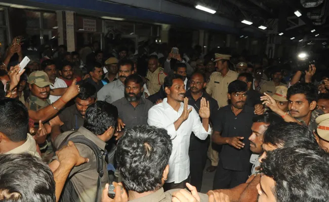 YS Jagan in Vizianagaram Railway Station - Sakshi