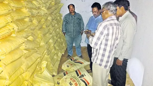 Officials Seize Fake Fertilisers In Palnadu - Sakshi