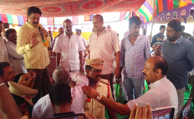 People Protest in Janmabhoomi Maa vooru Programme Krishna - Sakshi