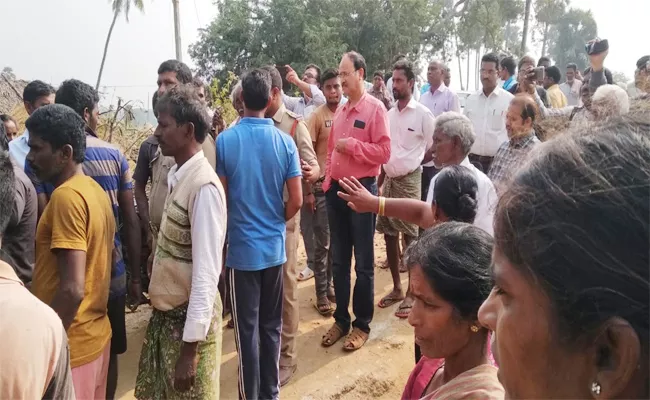 People Protest in Janmabhoomi Maa vooru Programme - Sakshi