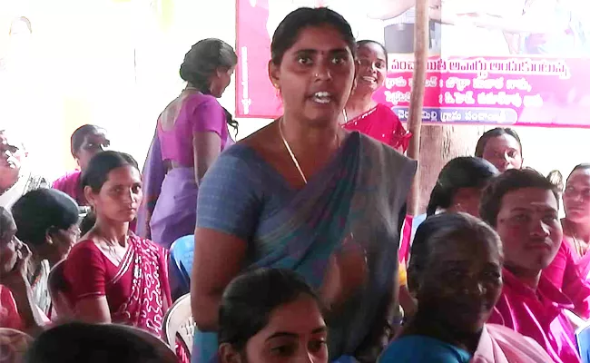 People Protests in Janmabhoomi Maa vooru Programme West Godavari - Sakshi