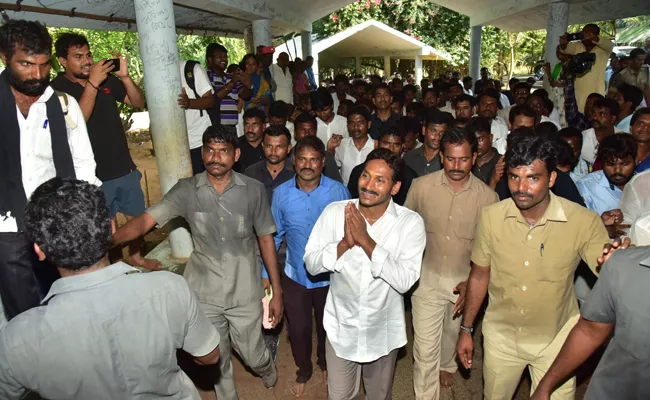 TTD Not Follows Protocol While YS Jagan Visiting Tirumala - Sakshi