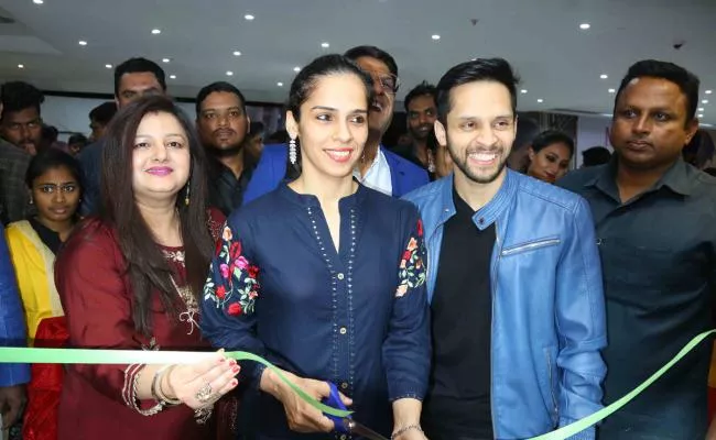 Saina Nehwal And Kashyap In Gachibowli Store - Sakshi