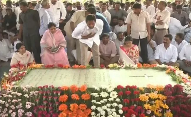 YS Jagan With Family Pays Tribute To YSR at Idupulapaya - Sakshi