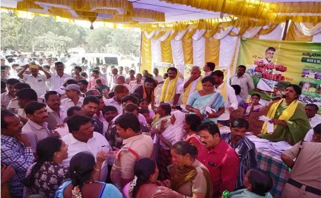 People Protest in TDP Janmabhoomi Maa vooru Programme - Sakshi