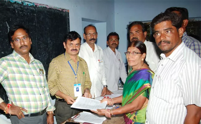 Panchayat Polls Second Phase Nominations Nalgonda - Sakshi