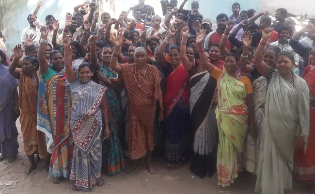 People Protests in Janmabhoomi Maa vooru Programme Srikakulam - Sakshi