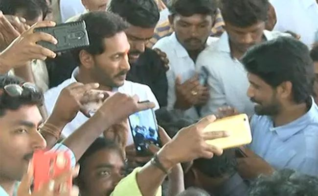 YS Jagan Visits Gandi Veeranjaneya Swamy Temple - Sakshi