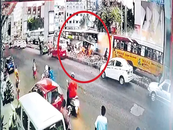 One Dead and Three Injured in RTC bus Accident - Sakshi