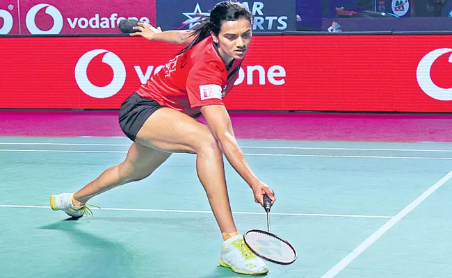 Hyderabad lost in the semi finals of Mumbai rackets - Sakshi