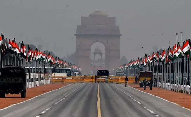 At India Gate  Woman Shouts Pak Zindabad - Sakshi