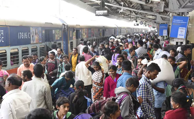 Trains And Bus Services Full in Sankranthi Festival - Sakshi