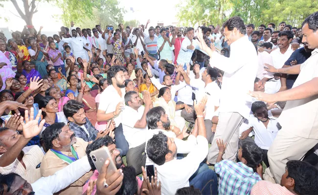 Pulivendula People Meet YS Jagan After Praja Sankalpa Yatra - Sakshi