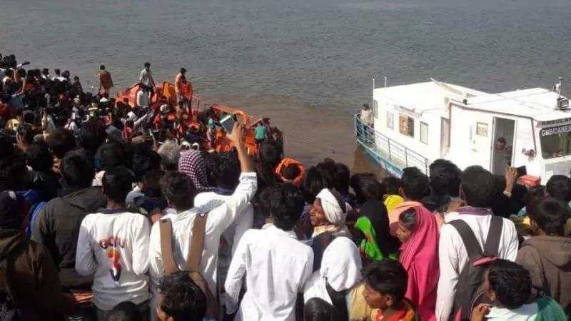 Six Drowned In Narmada River In Maharashtra - Sakshi