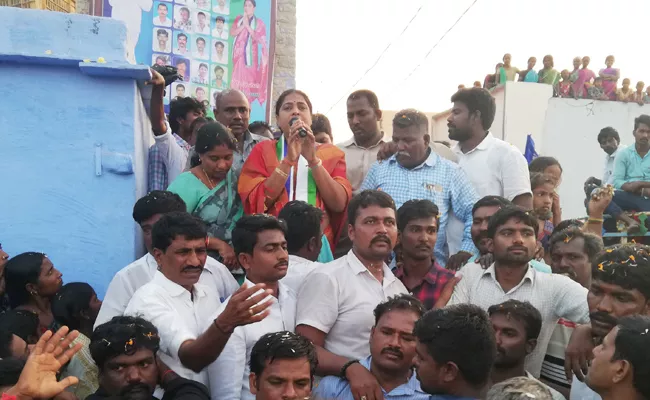 YSRCP Leader kangati Sridevi Slams TDP - Sakshi