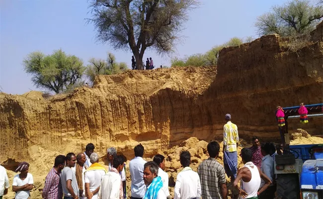 Workers Died in Sand Quarry Anantapur - Sakshi