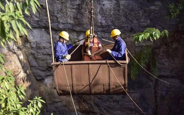 Navy divers detect body in Meghalaya mine - Sakshi