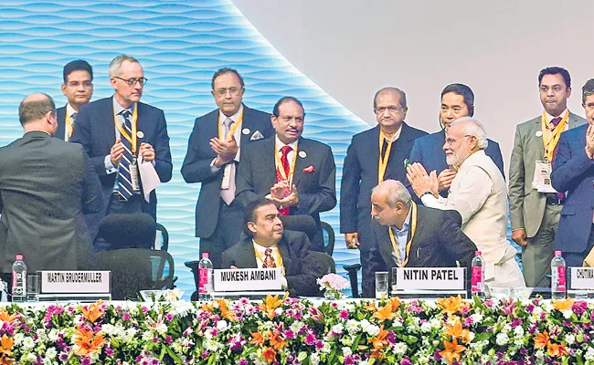 PM Narendra Modi at the Vibrant Gujarat Summit 2019 - Sakshi