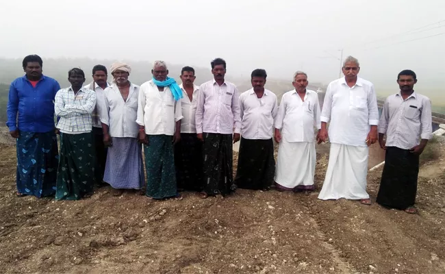 Farmers Stops Railway Dubling Works Guntur - Sakshi