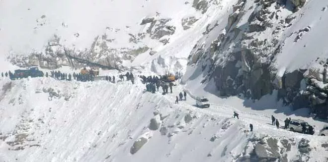 5 dead, 5 feared trapped as avalanche hits Khardung La in Ladakh - Sakshi