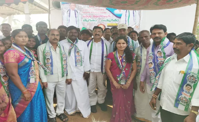 Families Join In YSR Congress Party - Sakshi