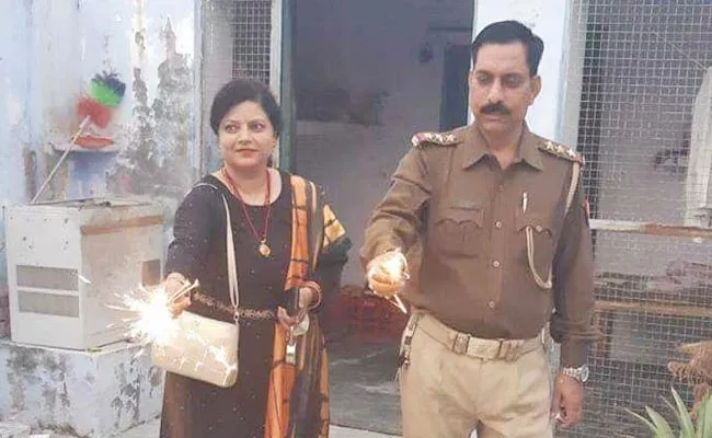 UP Police Help To Family Of Bulandshahr Victim SI By Donating Rs 70 Lakh - Sakshi