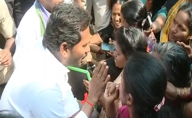 Loharabadha Kidney Disease Victims Meets YS Jagan In Praja Sankalpa Yatra - Sakshi