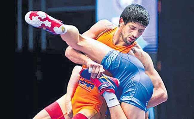 Pro Wrestling League: Ravi Kumar defeats Sandeep Tomar to give Haryana Hammers 4-3 victory - Sakshi