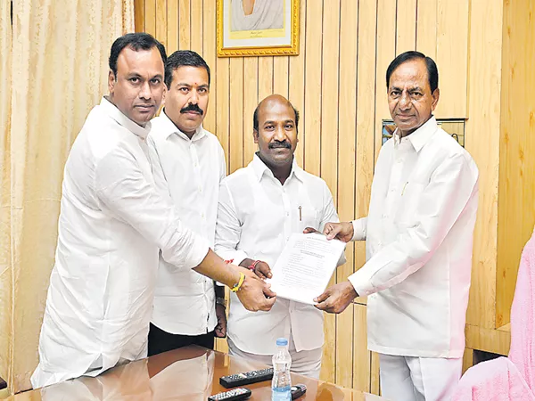 Chirumarthi Lingaiah Invited KCR To Cheruvugattu Brahmotsavam - Sakshi