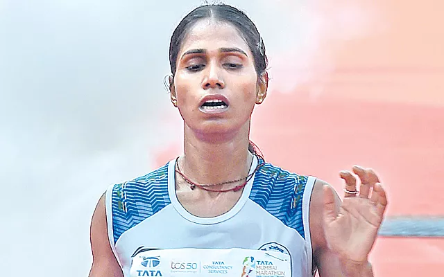 Sudha, Nitendra go under Doha Worlds qualifying time - Sakshi