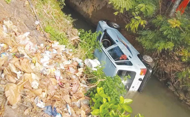 Car Roll Overed in Canal East Godavari - Sakshi