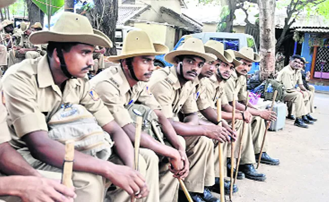 Wages Hike For Karnataka Police - Sakshi